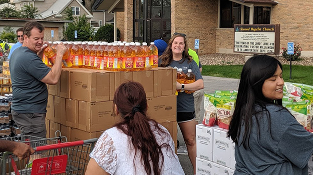 volunteers-outside-collecting-food